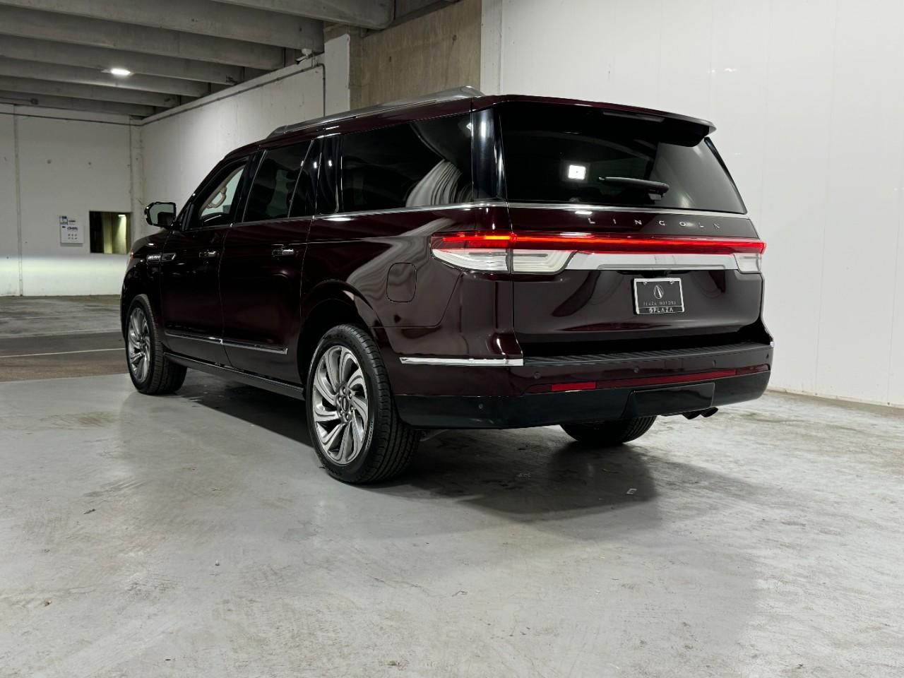 Lincoln Navigator L Vehicle Full-screen Gallery Image 3