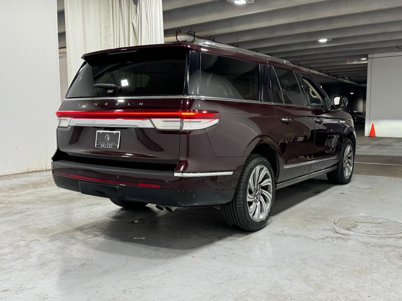 Lincoln Navigator L Vehicle Full-screen Gallery Image 4