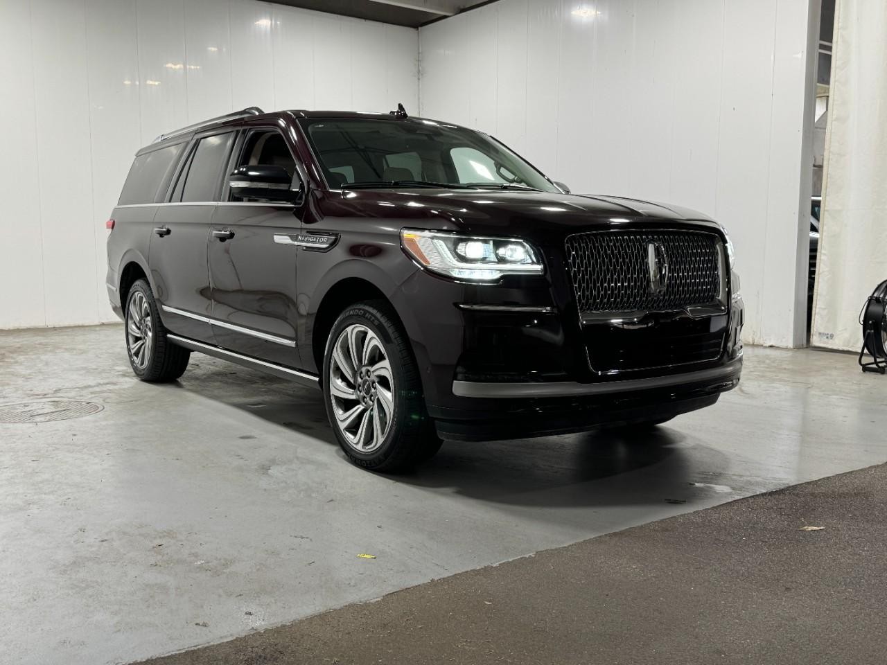 Lincoln Navigator L Vehicle Full-screen Gallery Image 6