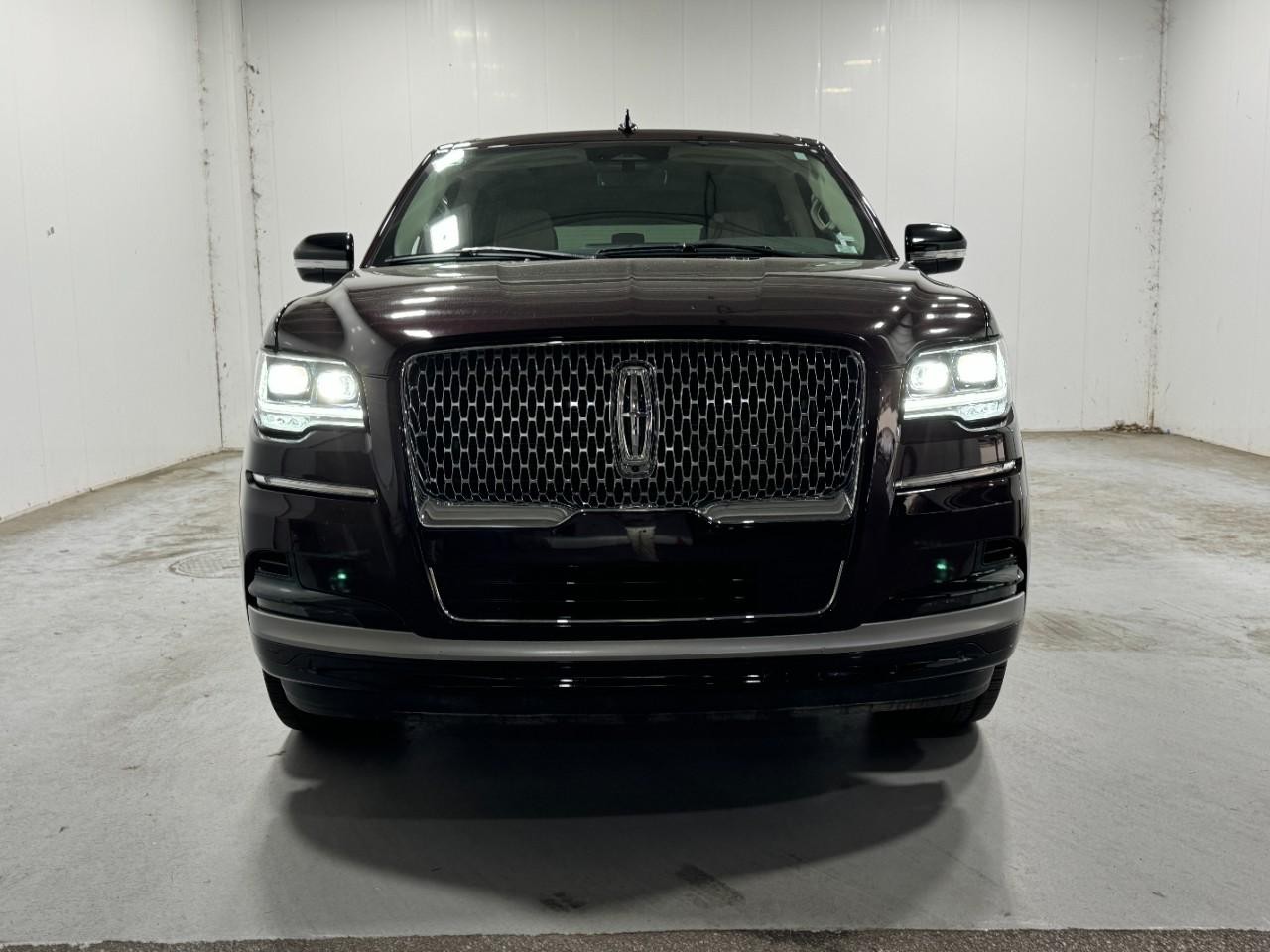 Lincoln Navigator L Vehicle Full-screen Gallery Image 7