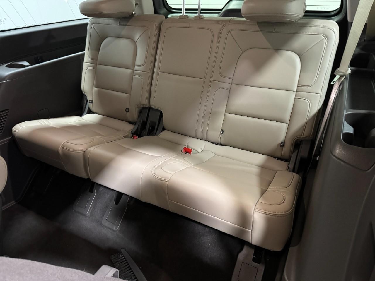 Lincoln Navigator L Vehicle Full-screen Gallery Image 8