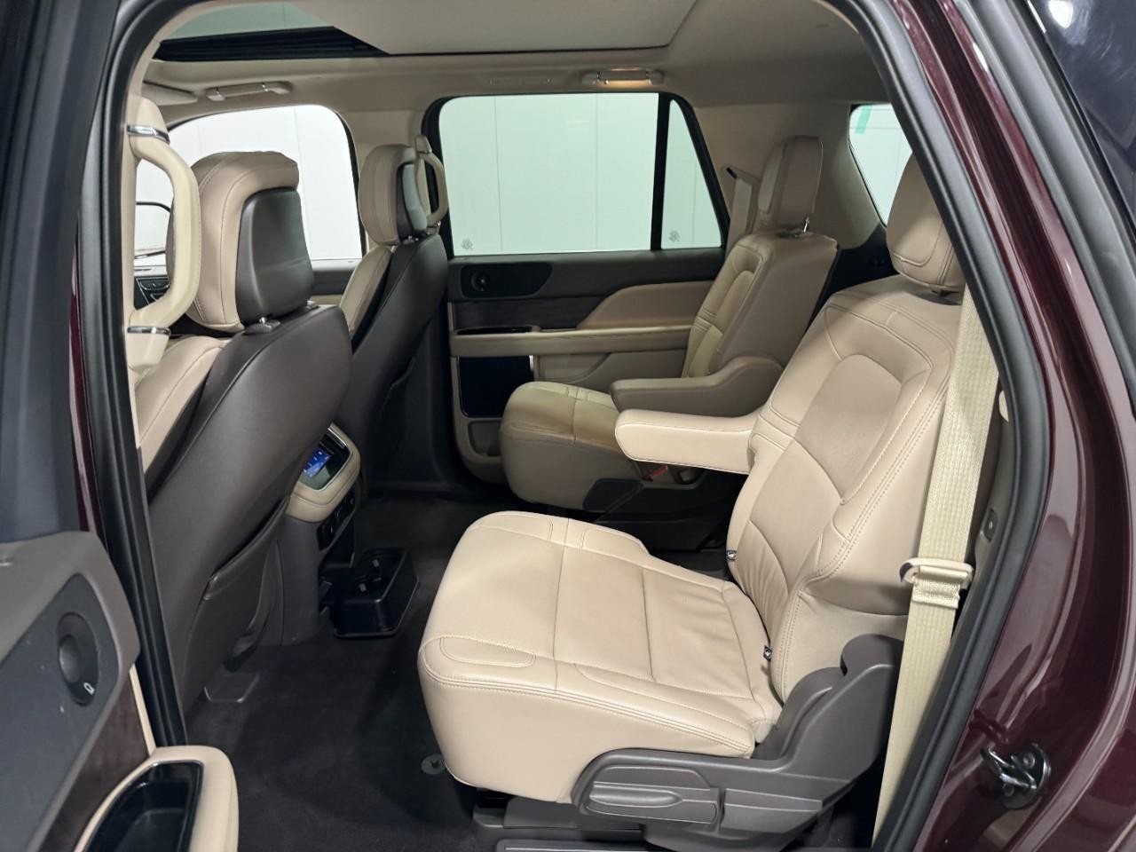 Lincoln Navigator L Vehicle Full-screen Gallery Image 9