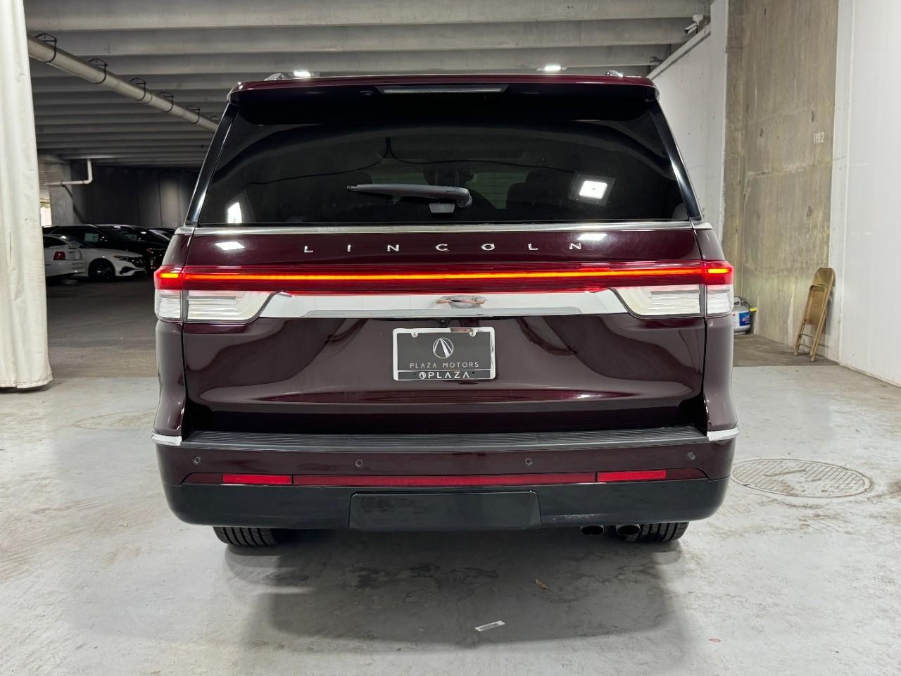 Lincoln Navigator L Vehicle Full-screen Gallery Image 10