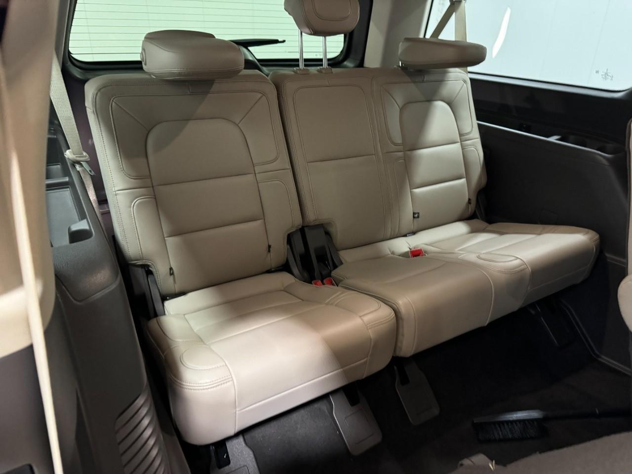 Lincoln Navigator L Vehicle Full-screen Gallery Image 11