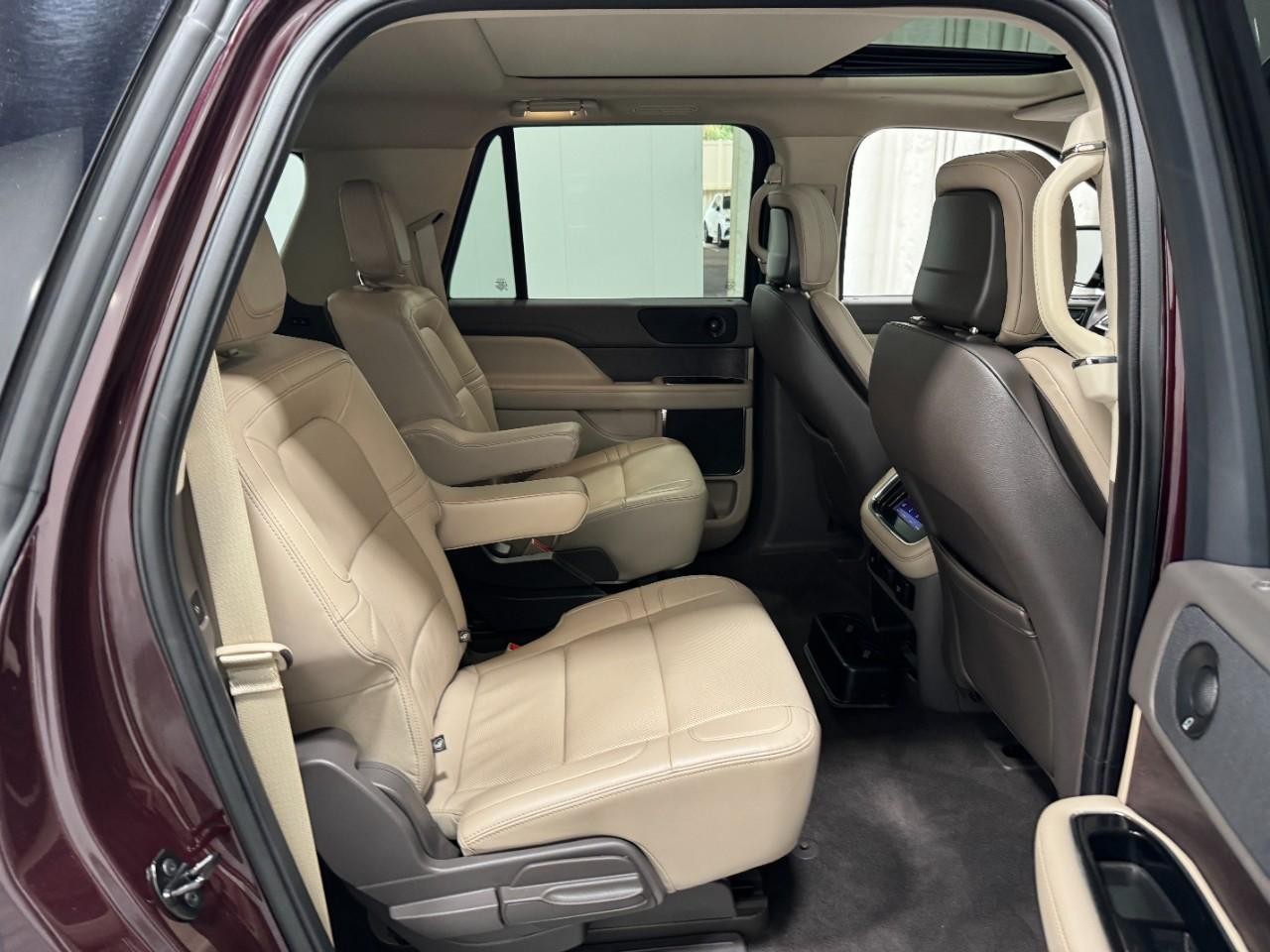 Lincoln Navigator L Vehicle Full-screen Gallery Image 12