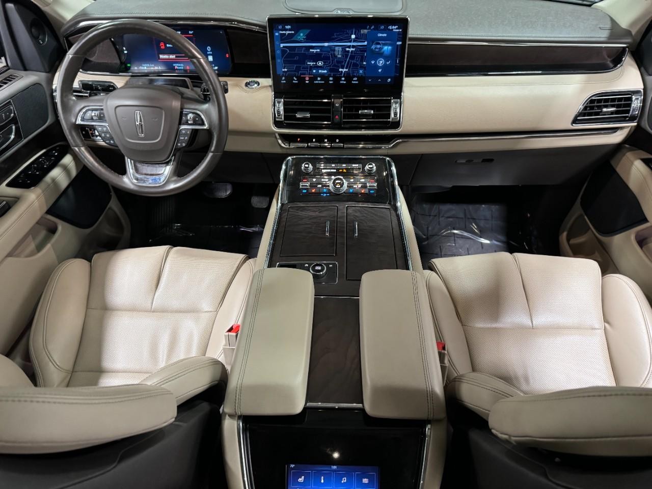 Lincoln Navigator L Vehicle Full-screen Gallery Image 15