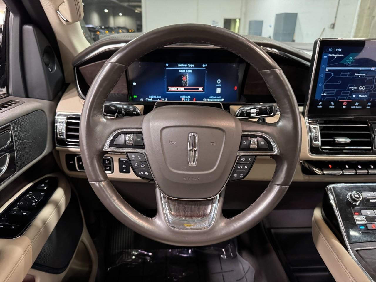 Lincoln Navigator L Vehicle Full-screen Gallery Image 16