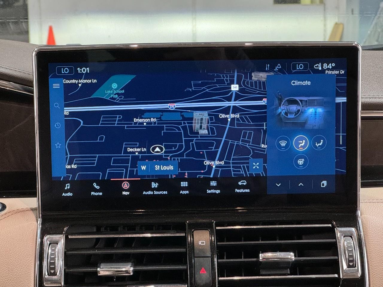 Lincoln Navigator L Vehicle Full-screen Gallery Image 17