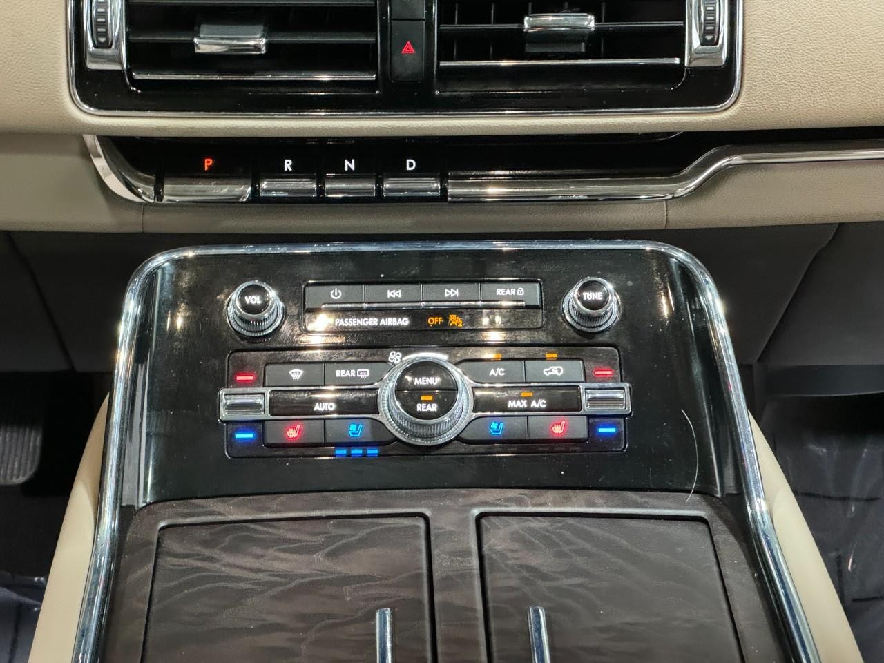 Lincoln Navigator L Vehicle Full-screen Gallery Image 18