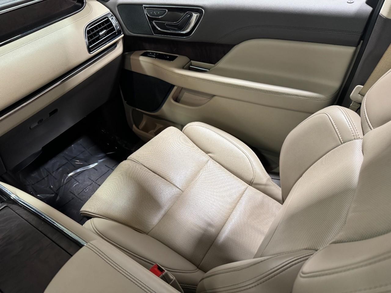 Lincoln Navigator L Vehicle Full-screen Gallery Image 19