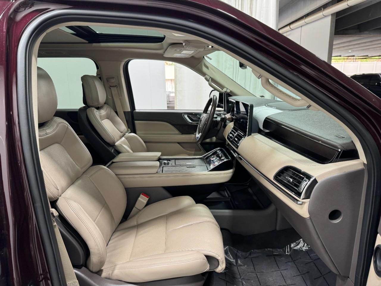 Lincoln Navigator L Vehicle Full-screen Gallery Image 20