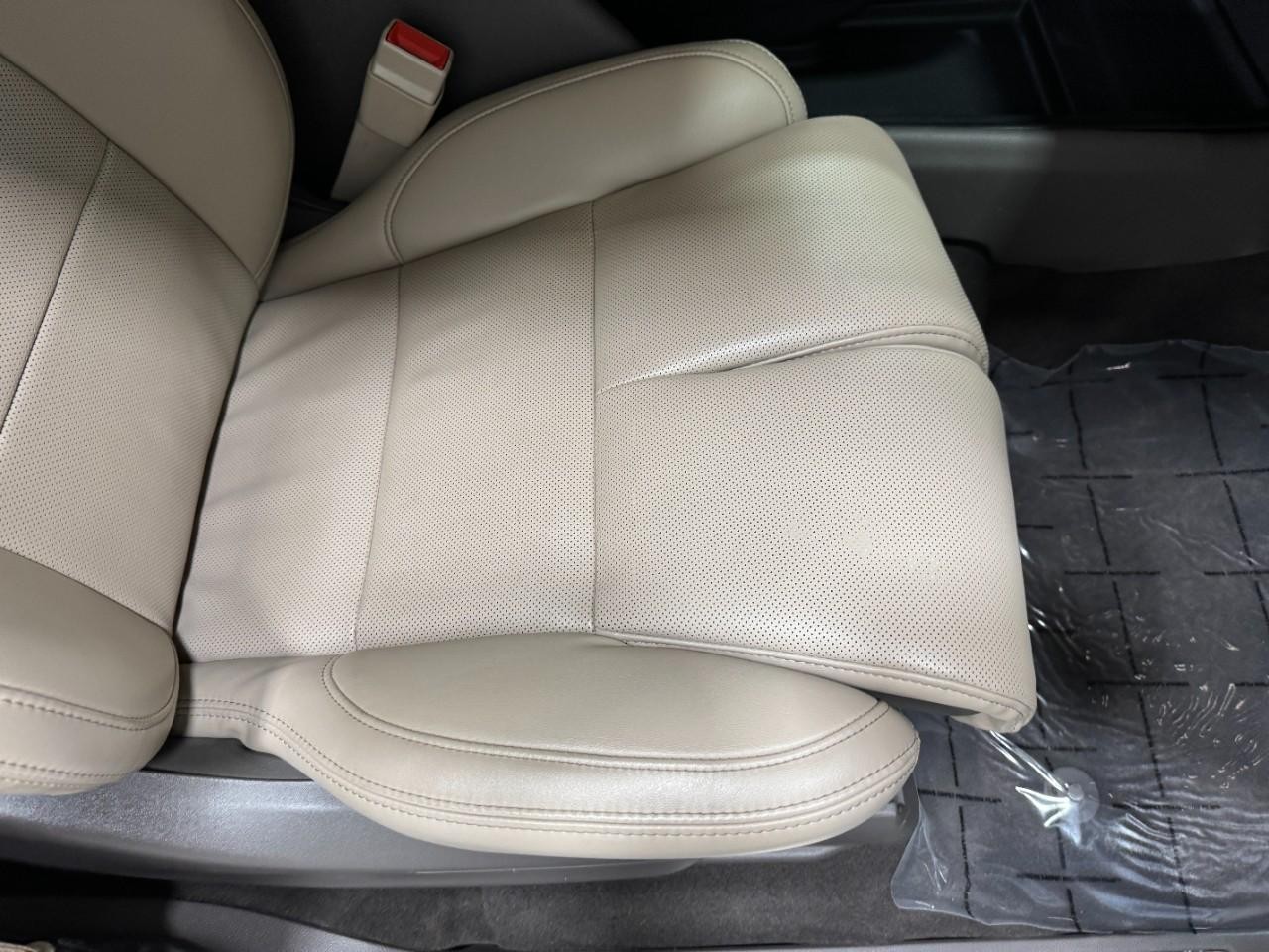 Lincoln Navigator L Vehicle Full-screen Gallery Image 21