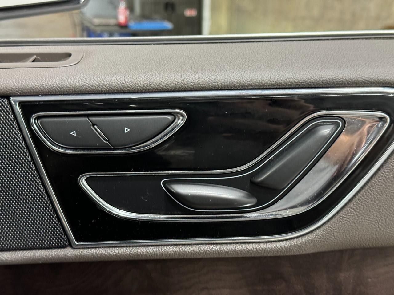 Lincoln Navigator L Vehicle Full-screen Gallery Image 22