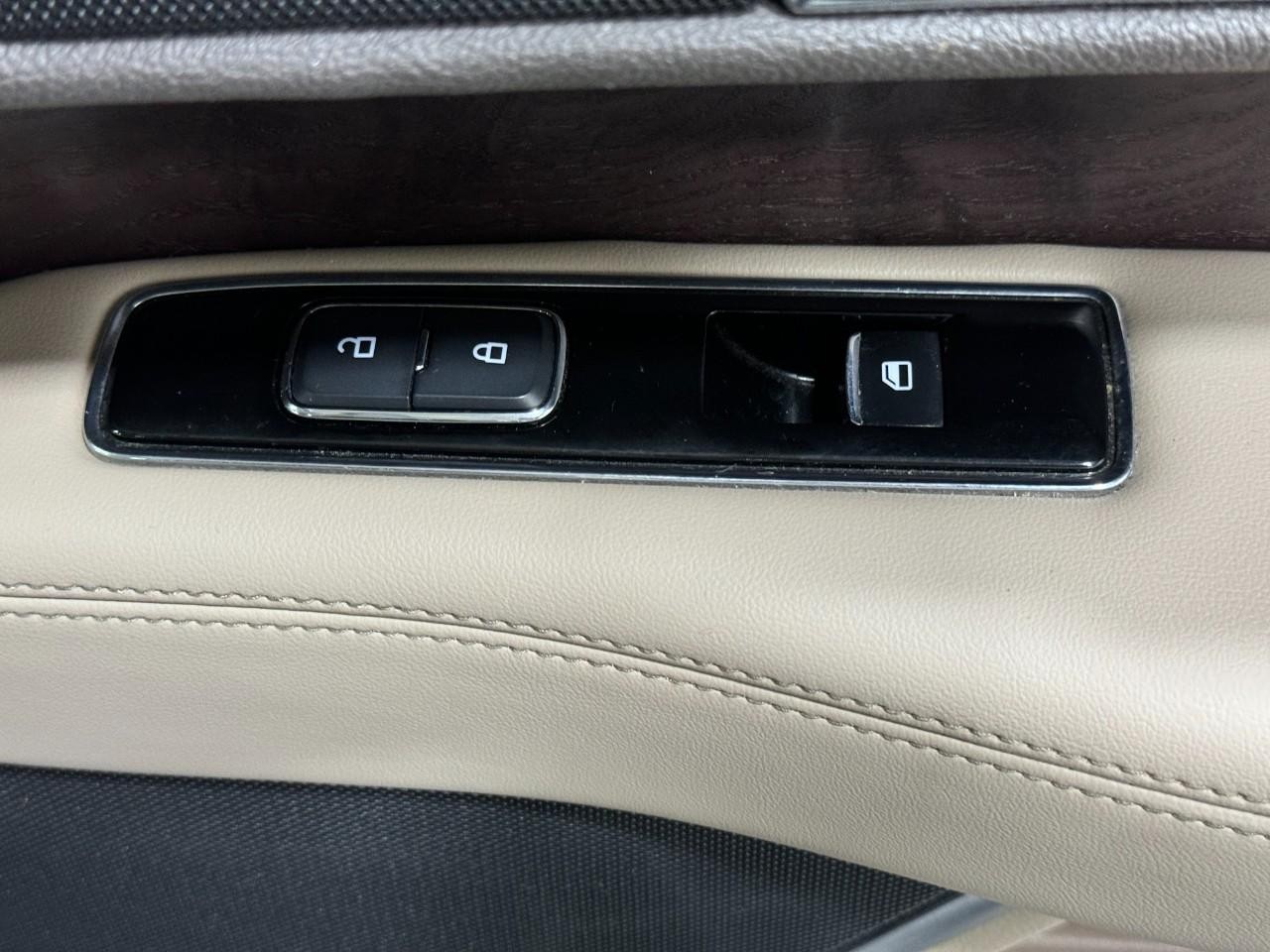 Lincoln Navigator L Vehicle Full-screen Gallery Image 23