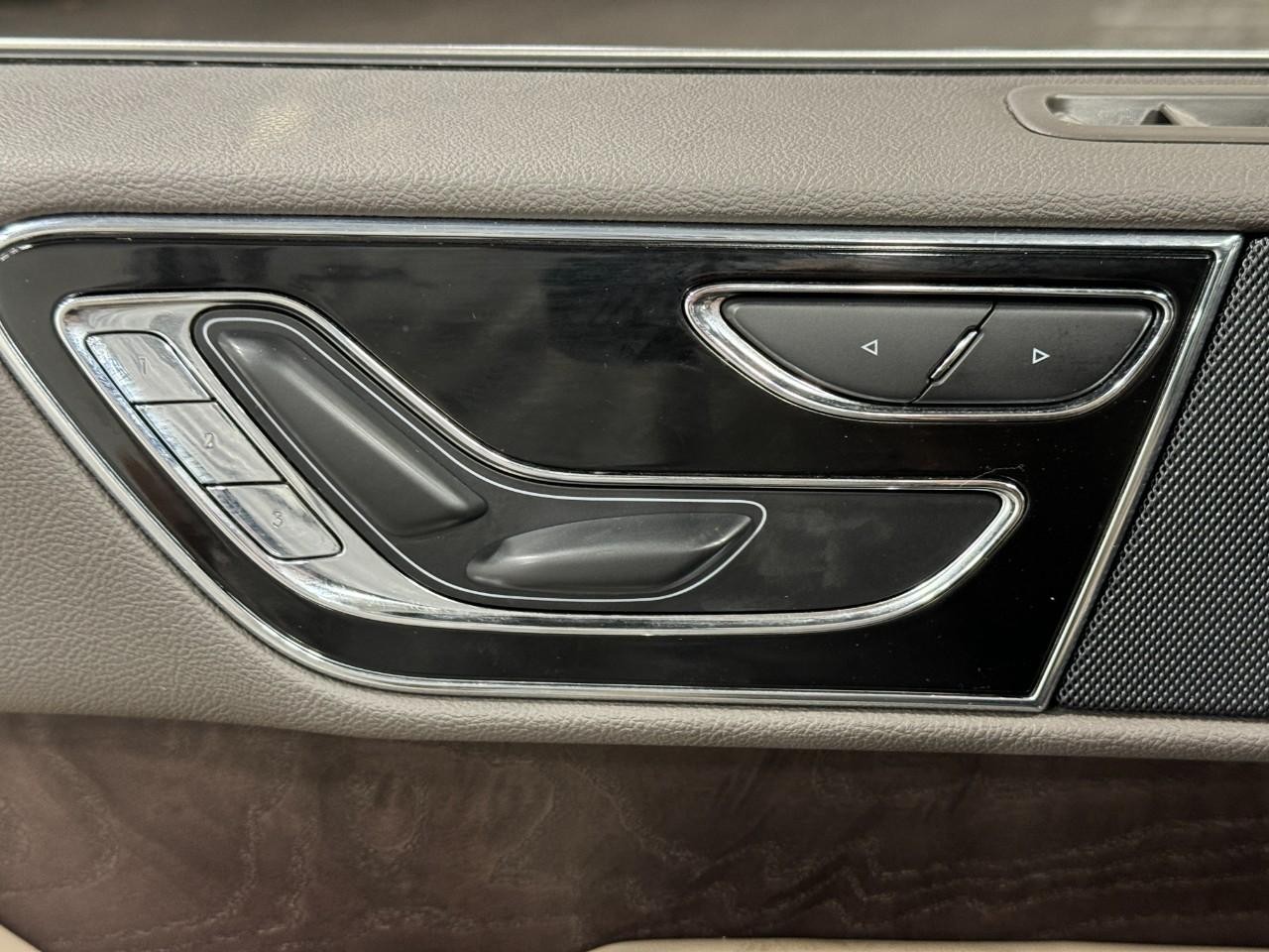 Lincoln Navigator L Vehicle Full-screen Gallery Image 24