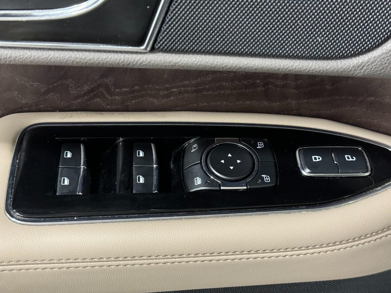 Lincoln Navigator L Vehicle Full-screen Gallery Image 25