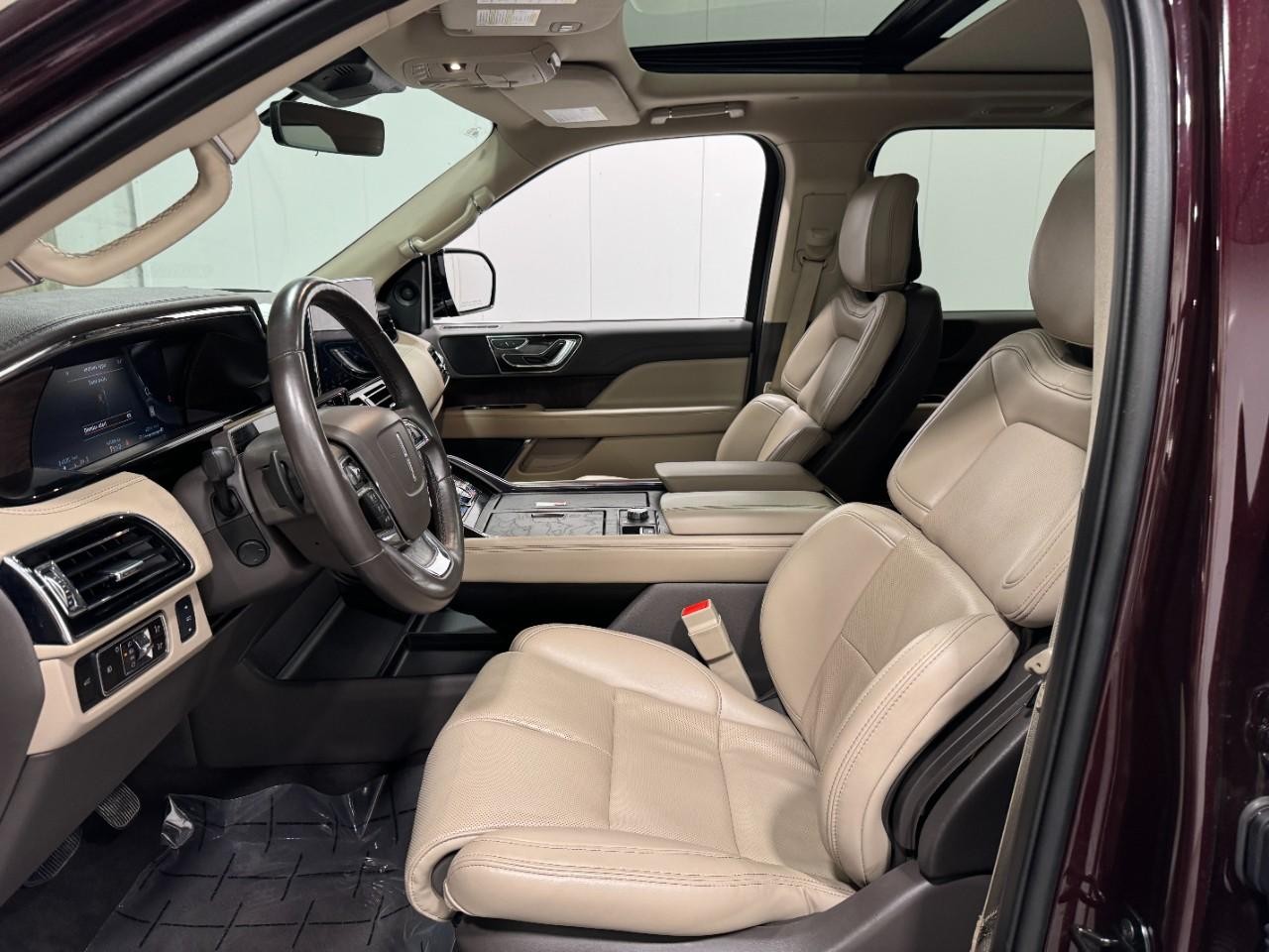 Lincoln Navigator L Vehicle Full-screen Gallery Image 26