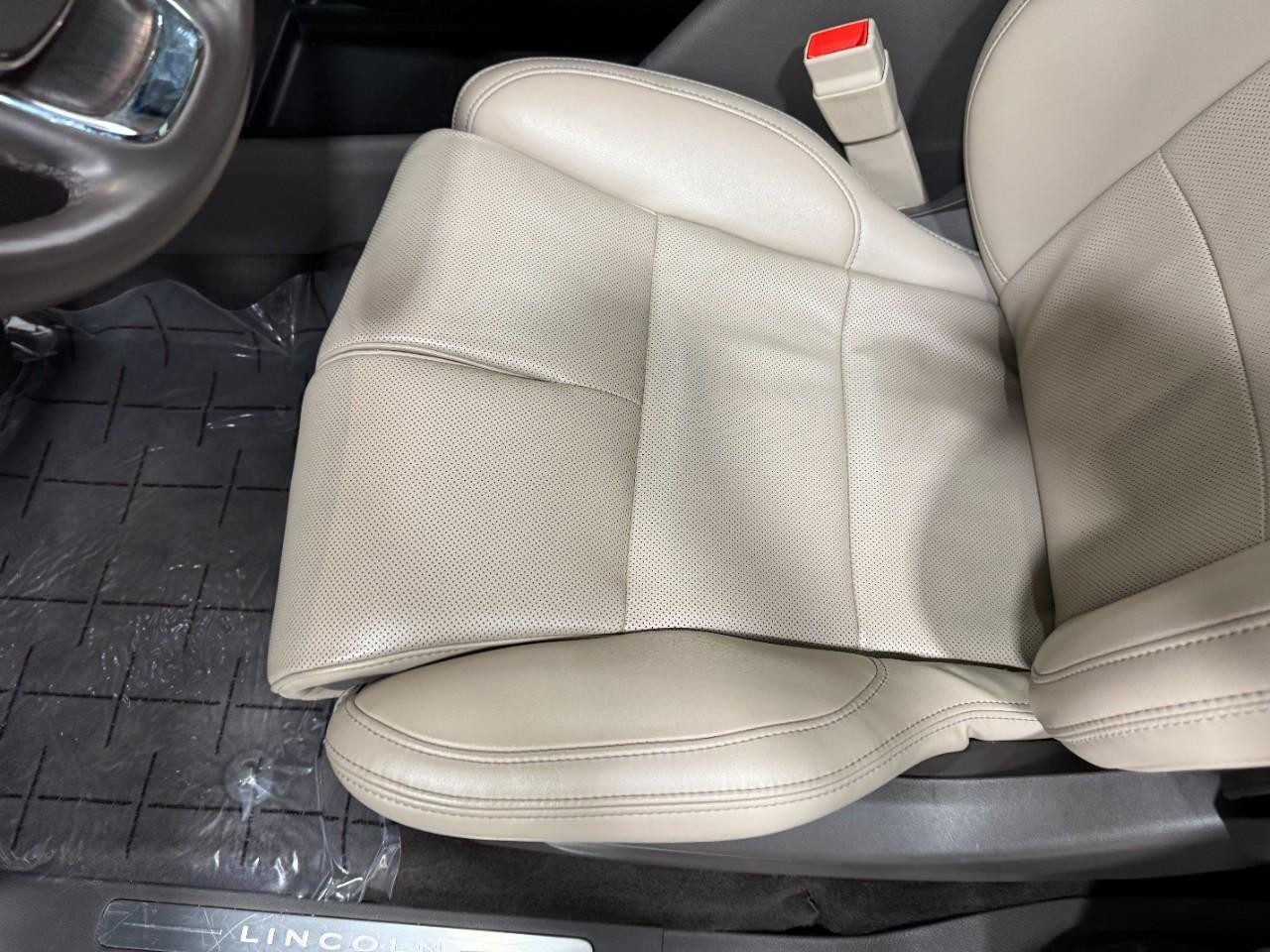 Lincoln Navigator L Vehicle Full-screen Gallery Image 27