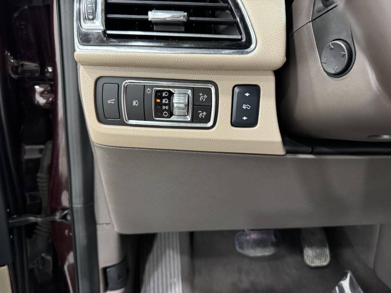 Lincoln Navigator L Vehicle Full-screen Gallery Image 28