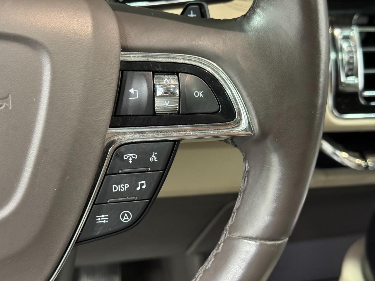 Lincoln Navigator L Vehicle Full-screen Gallery Image 30