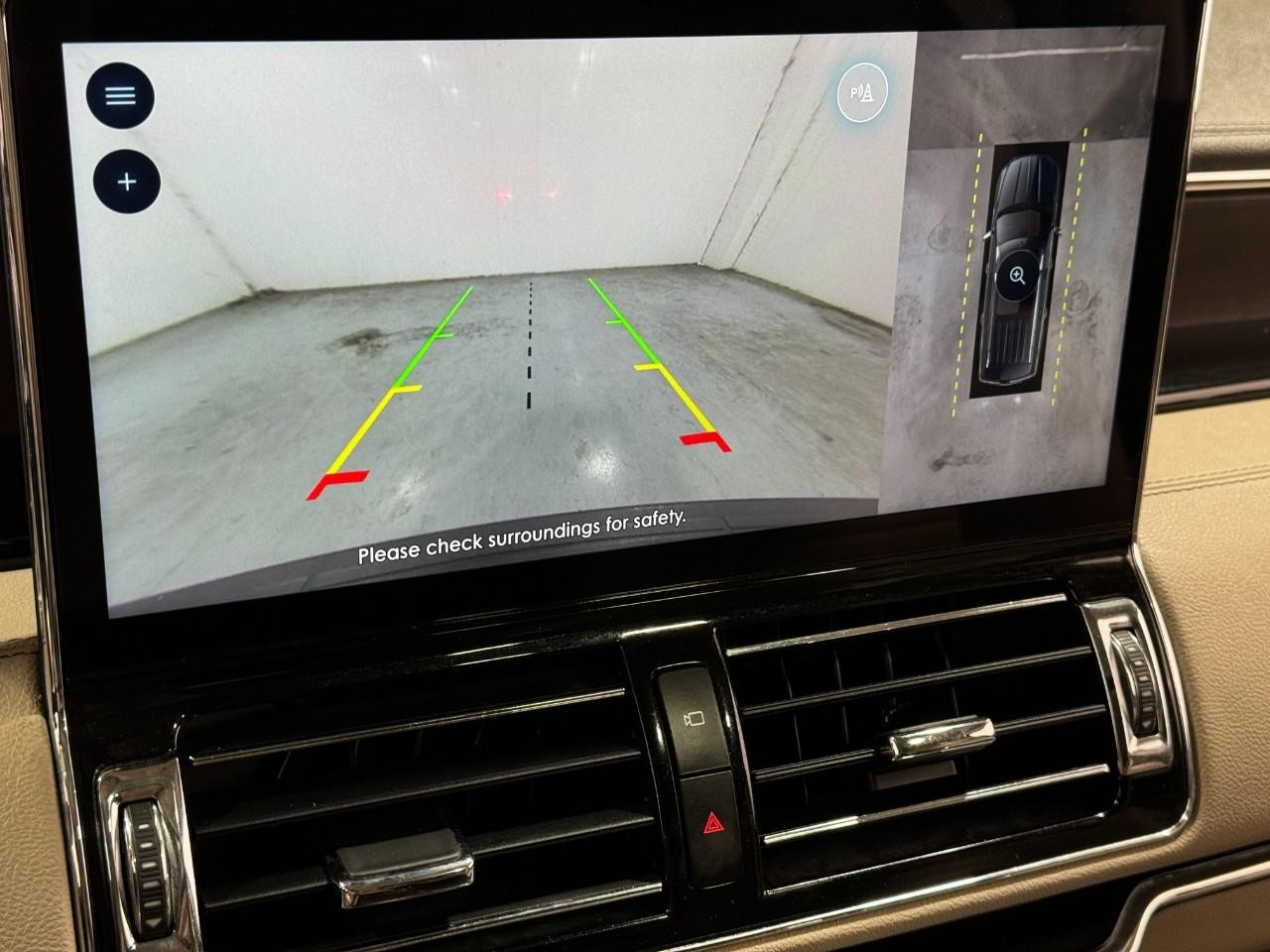 Lincoln Navigator L Vehicle Full-screen Gallery Image 32