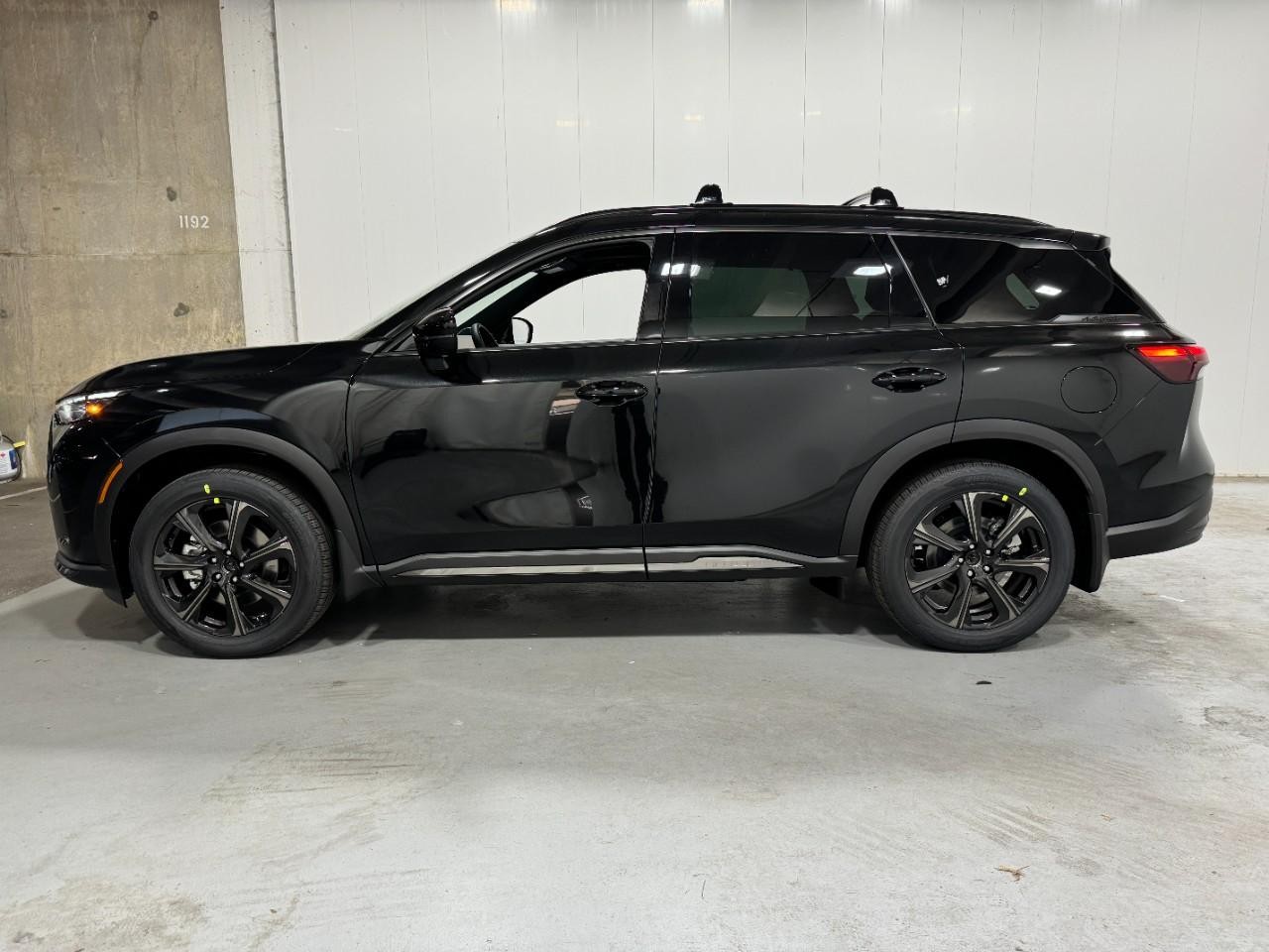 INFINITI QX60 Vehicle Full-screen Gallery Image 2