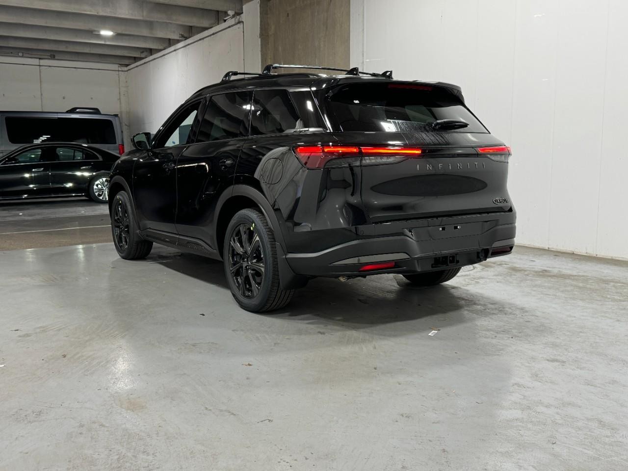 INFINITI QX60 Vehicle Full-screen Gallery Image 3