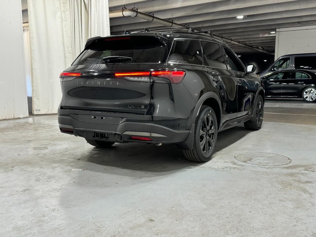 INFINITI QX60 Vehicle Full-screen Gallery Image 4