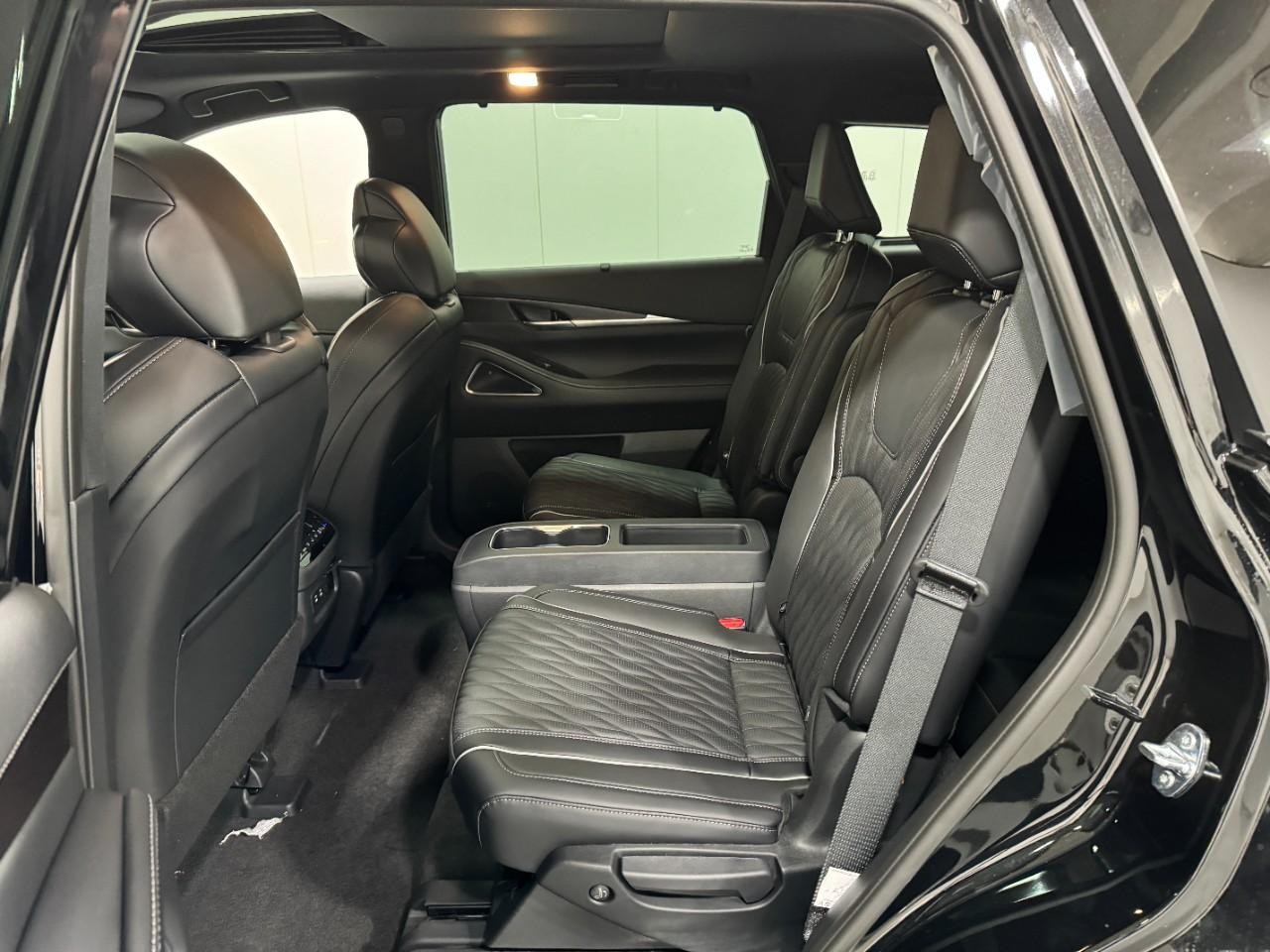 INFINITI QX60 Vehicle Full-screen Gallery Image 9