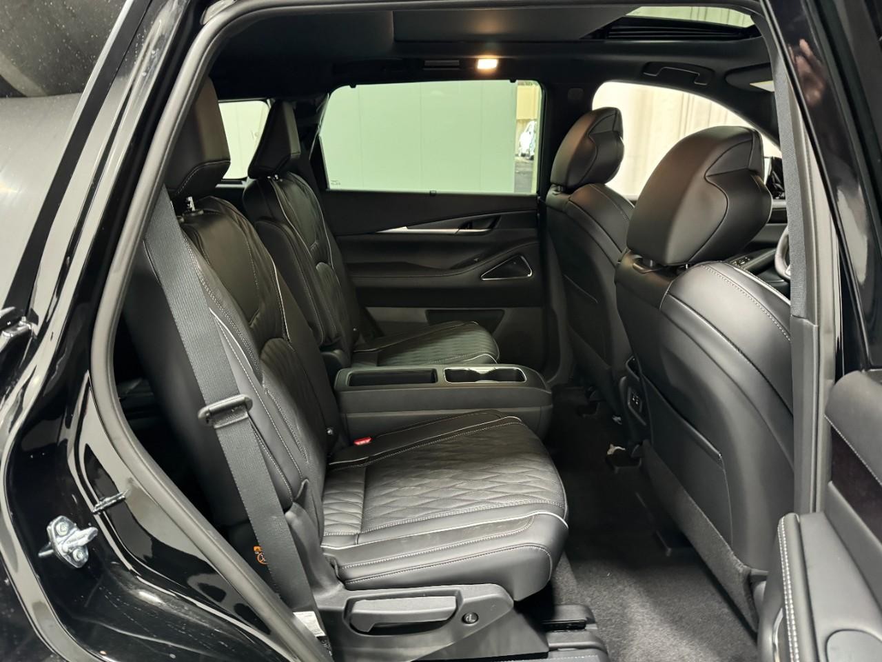 INFINITI QX60 Vehicle Full-screen Gallery Image 12