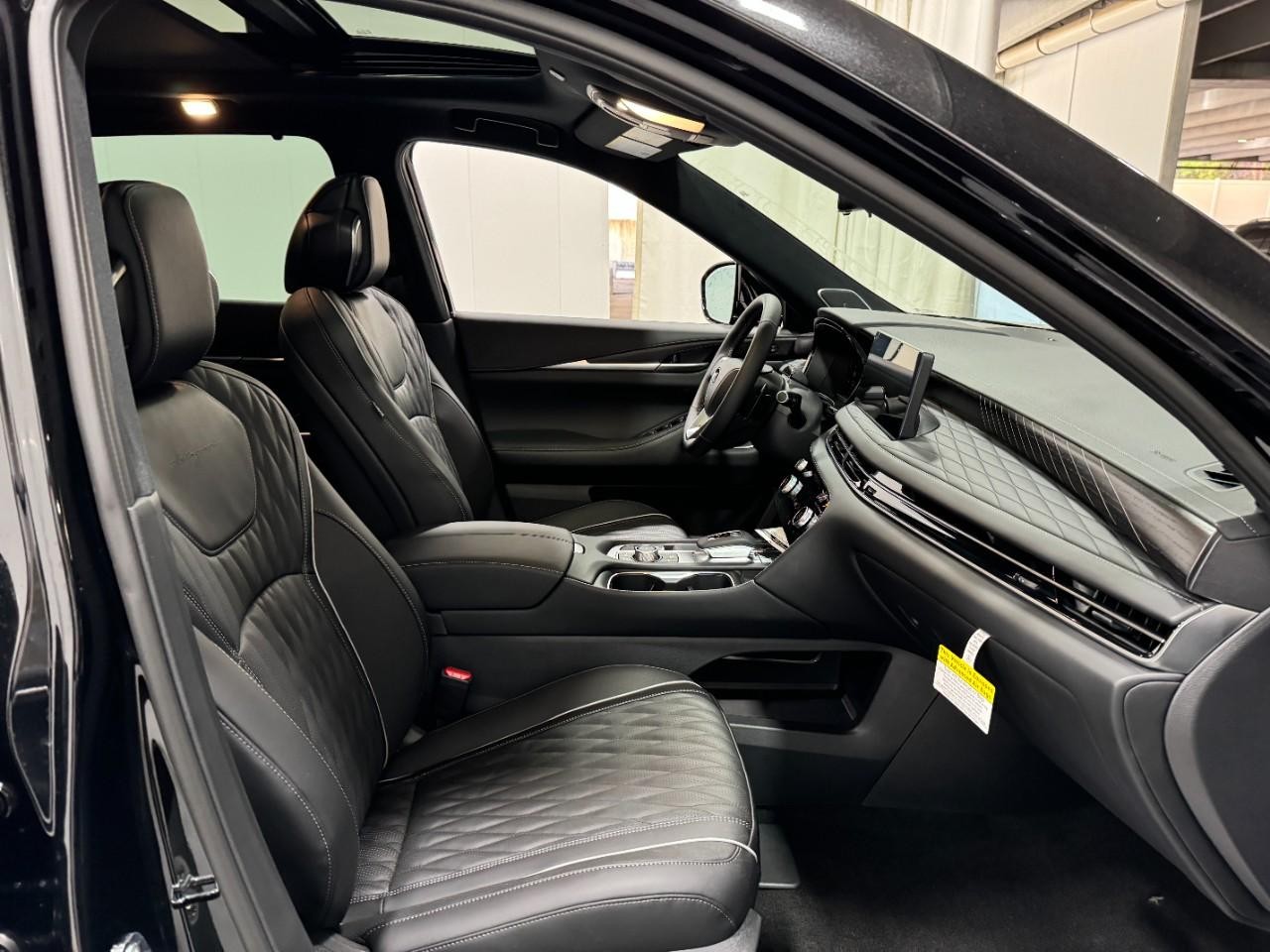 INFINITI QX60 Vehicle Full-screen Gallery Image 21