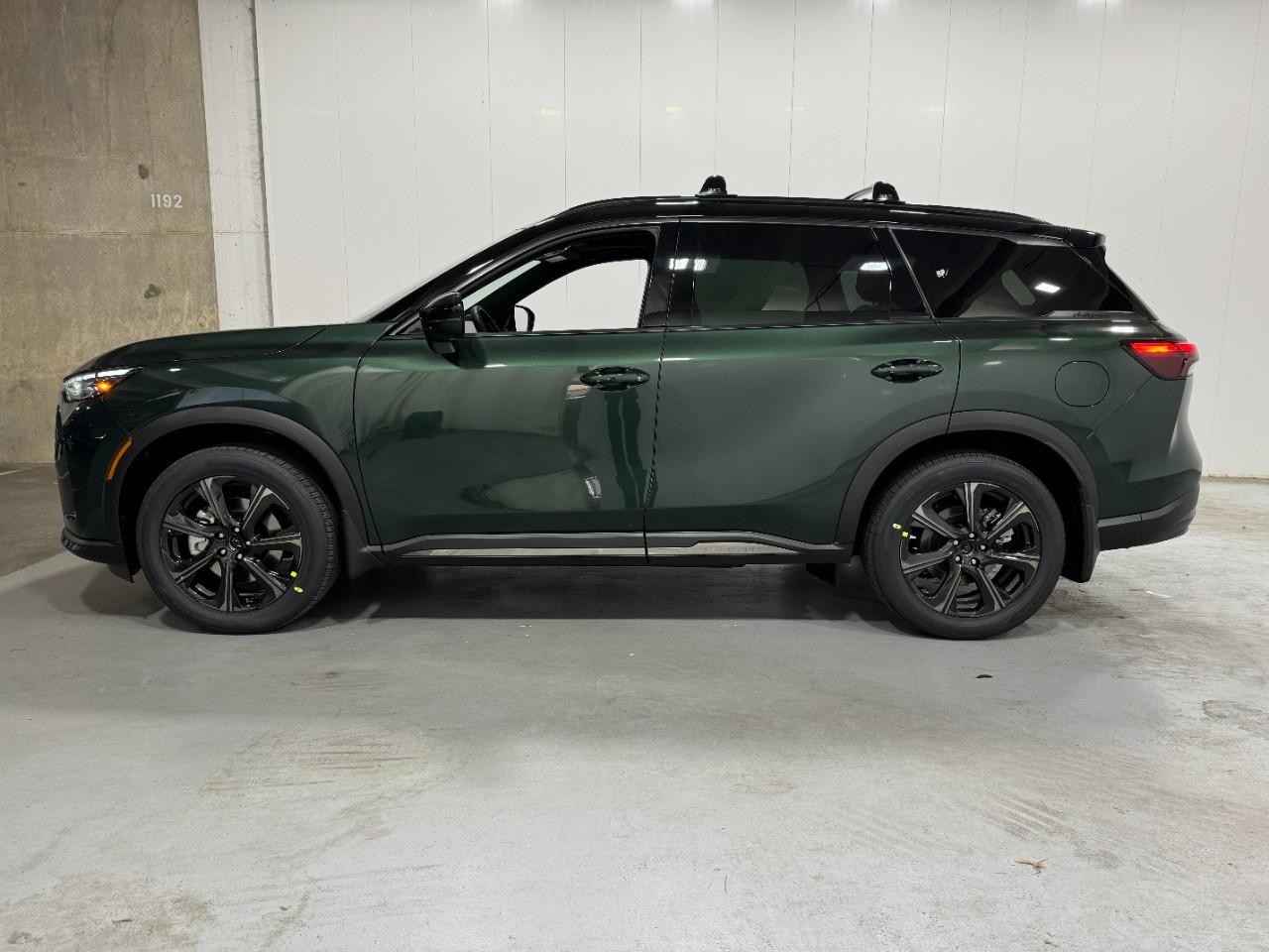 INFINITI QX60 Vehicle Full-screen Gallery Image 2