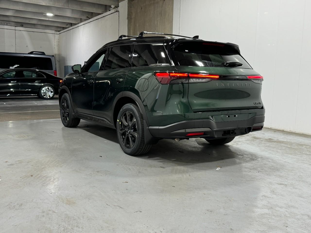 INFINITI QX60 Vehicle Full-screen Gallery Image 3