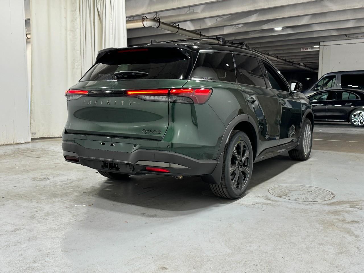 INFINITI QX60 Vehicle Full-screen Gallery Image 4