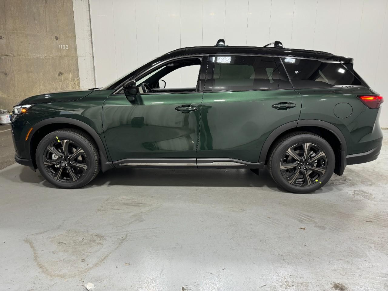 INFINITI QX60 Vehicle Full-screen Gallery Image 2