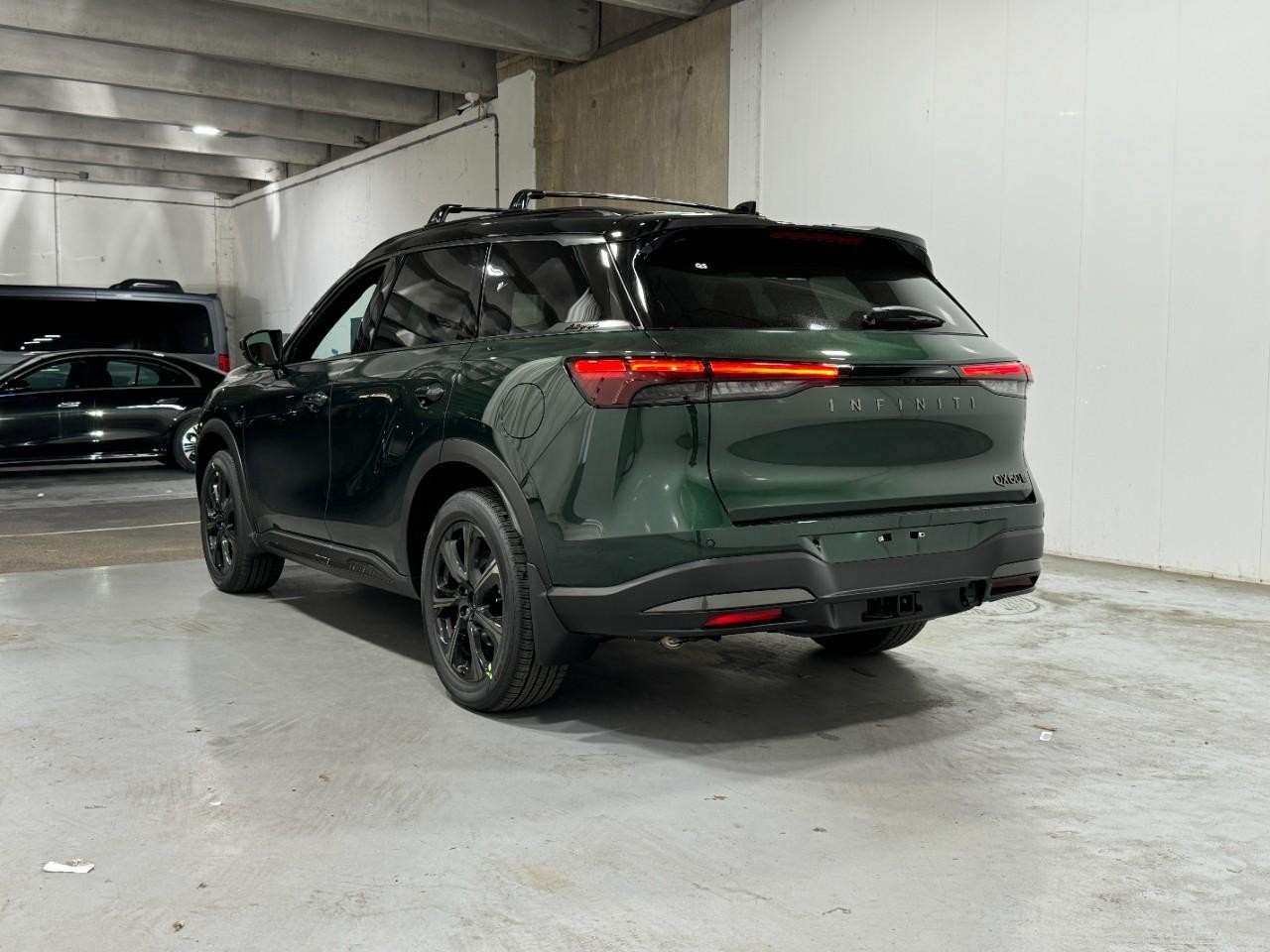 INFINITI QX60 Vehicle Full-screen Gallery Image 3