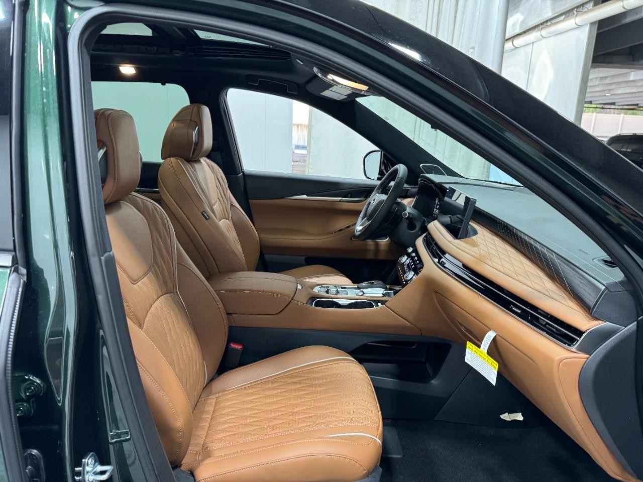 INFINITI QX60 Vehicle Full-screen Gallery Image 21