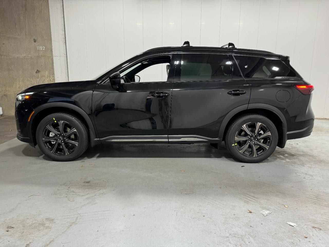 INFINITI QX60 Vehicle Full-screen Gallery Image 2