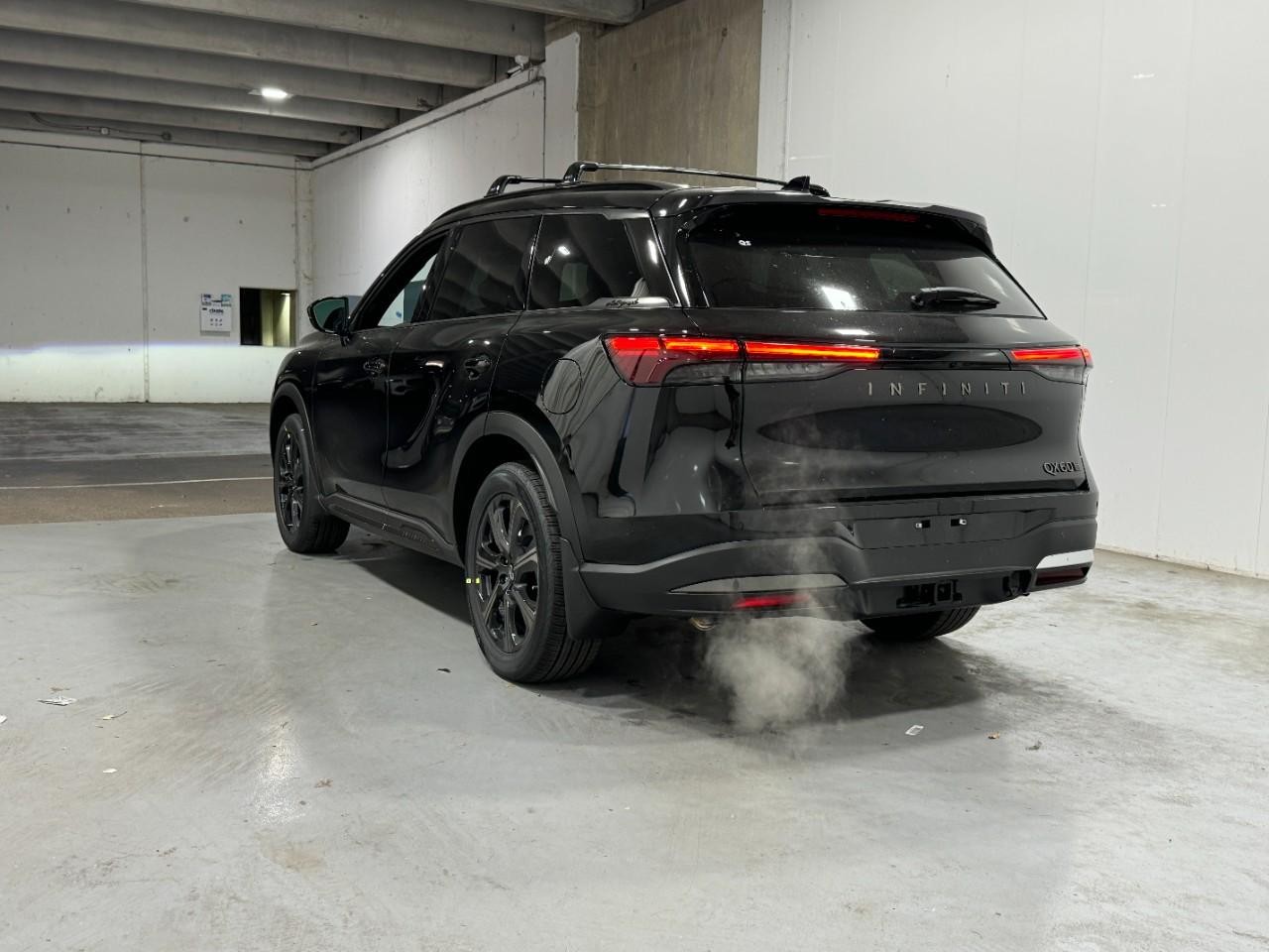 INFINITI QX60 Vehicle Full-screen Gallery Image 3