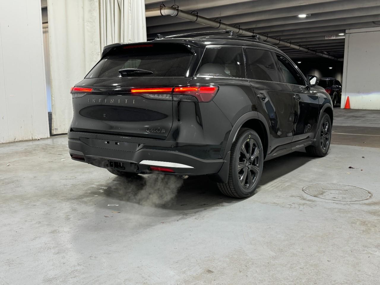 INFINITI QX60 Vehicle Full-screen Gallery Image 4