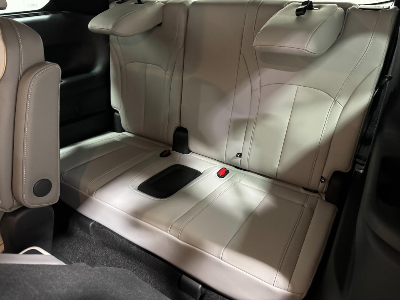 INFINITI QX60 Vehicle Full-screen Gallery Image 8