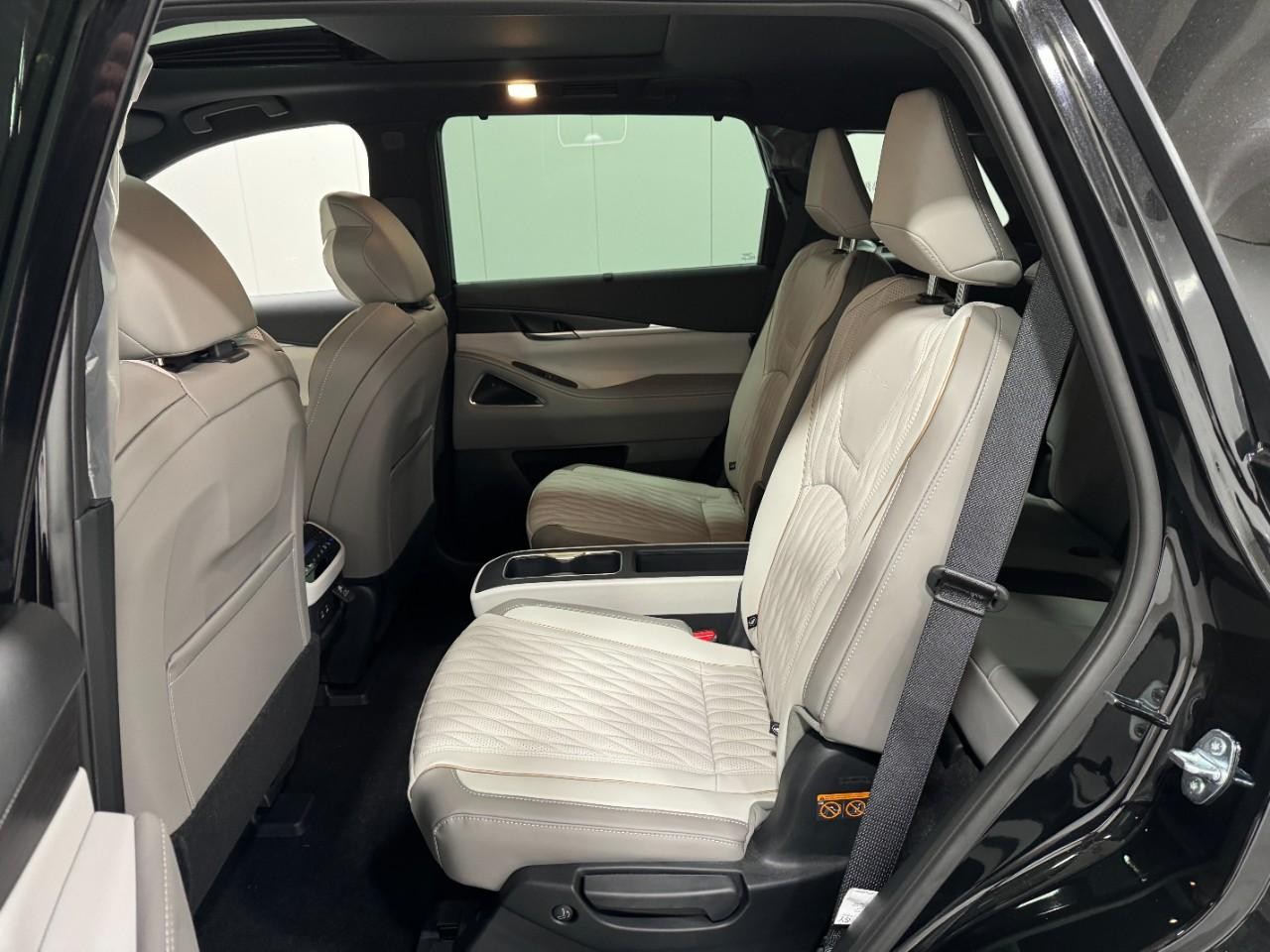 INFINITI QX60 Vehicle Full-screen Gallery Image 9