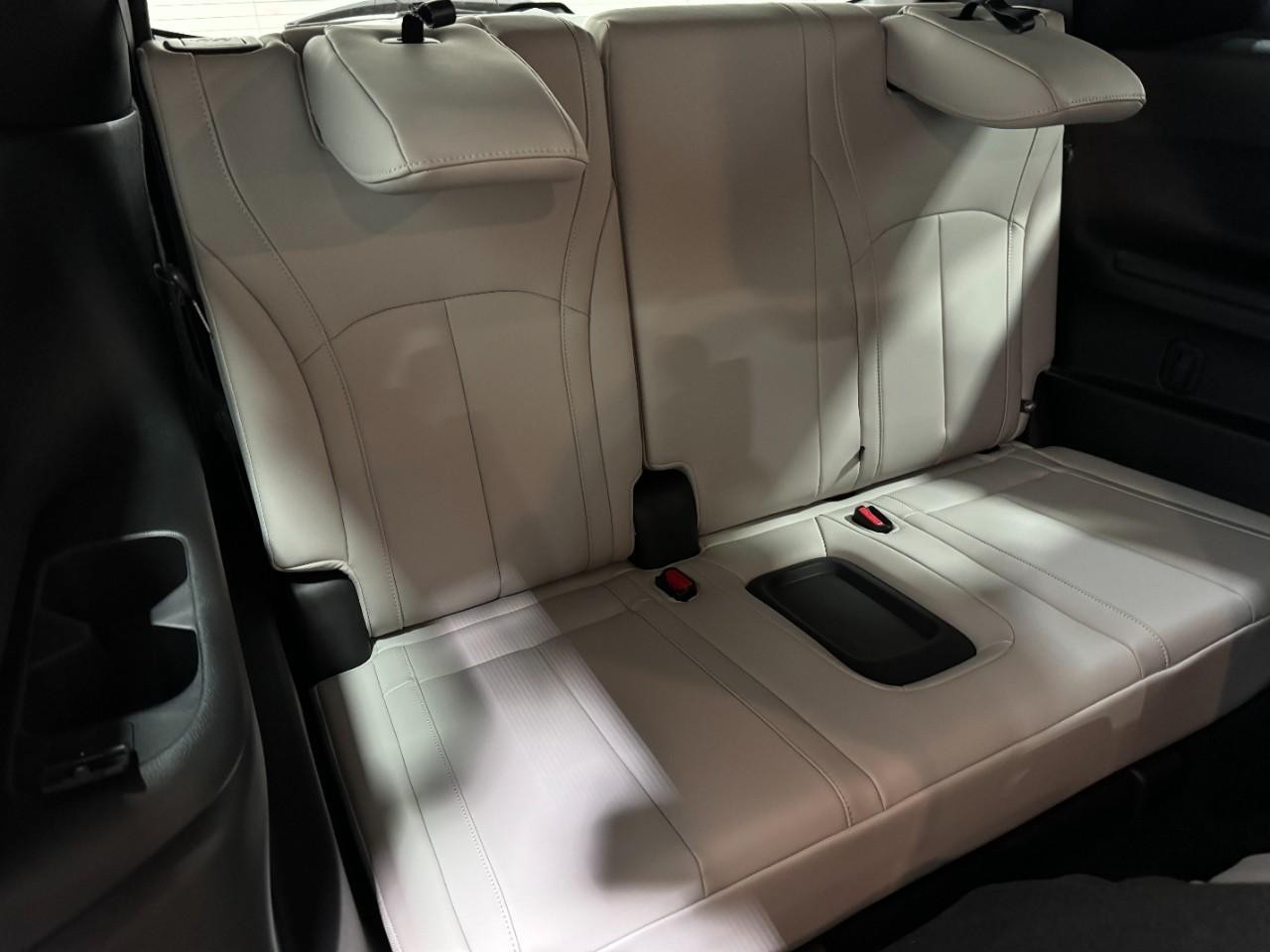 INFINITI QX60 Vehicle Full-screen Gallery Image 11