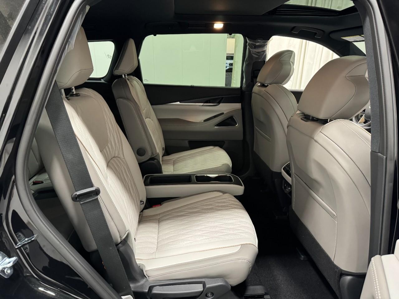 INFINITI QX60 Vehicle Full-screen Gallery Image 12
