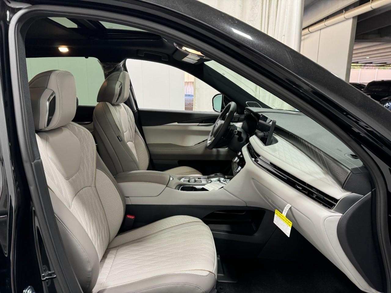 INFINITI QX60 Vehicle Full-screen Gallery Image 21