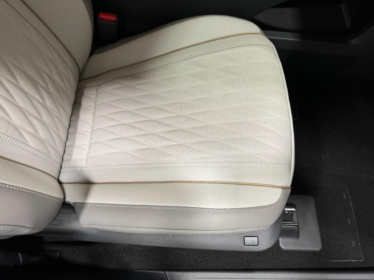 INFINITI QX60 Vehicle Full-screen Gallery Image 22