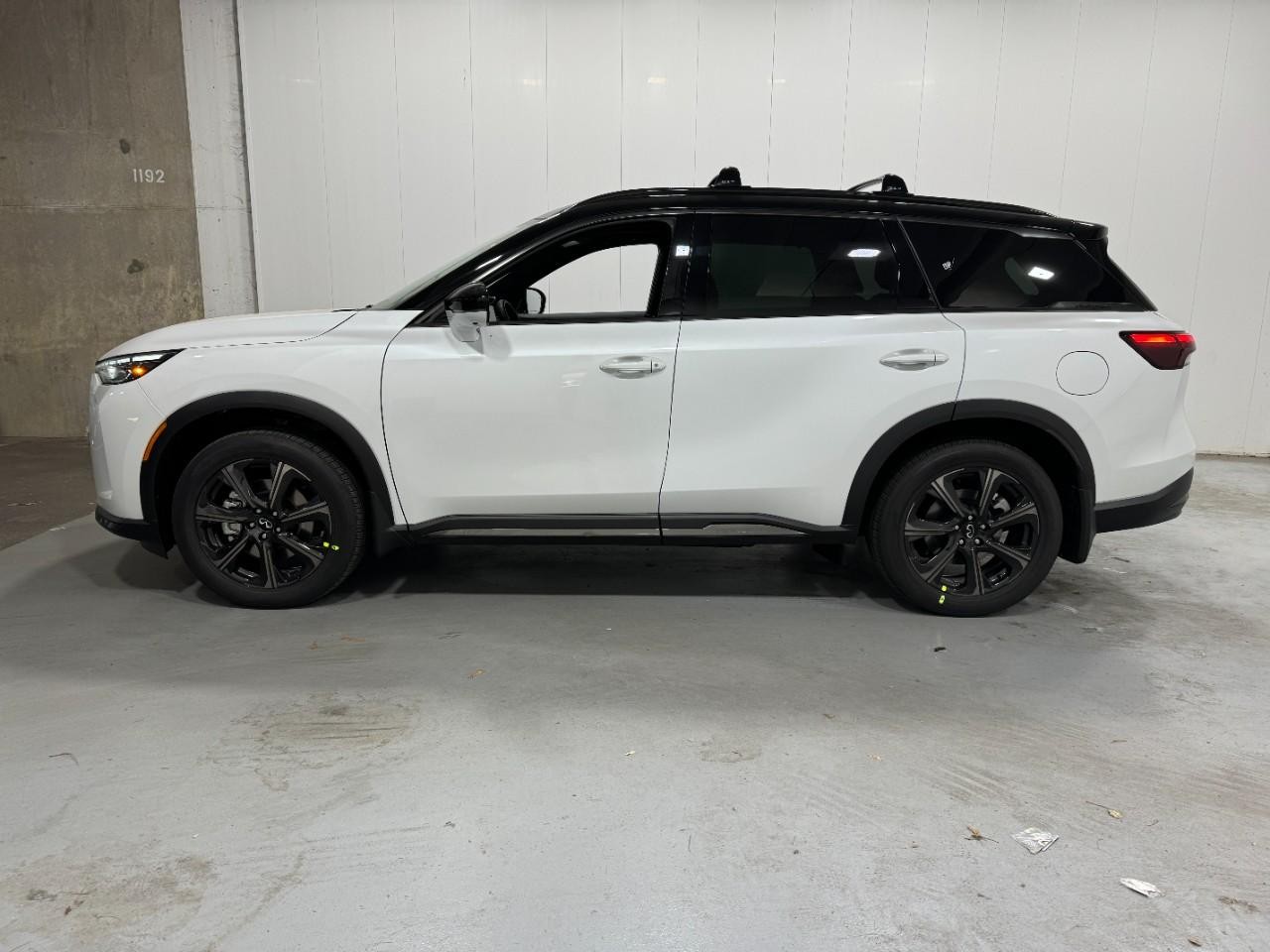 INFINITI QX60 Vehicle Full-screen Gallery Image 2