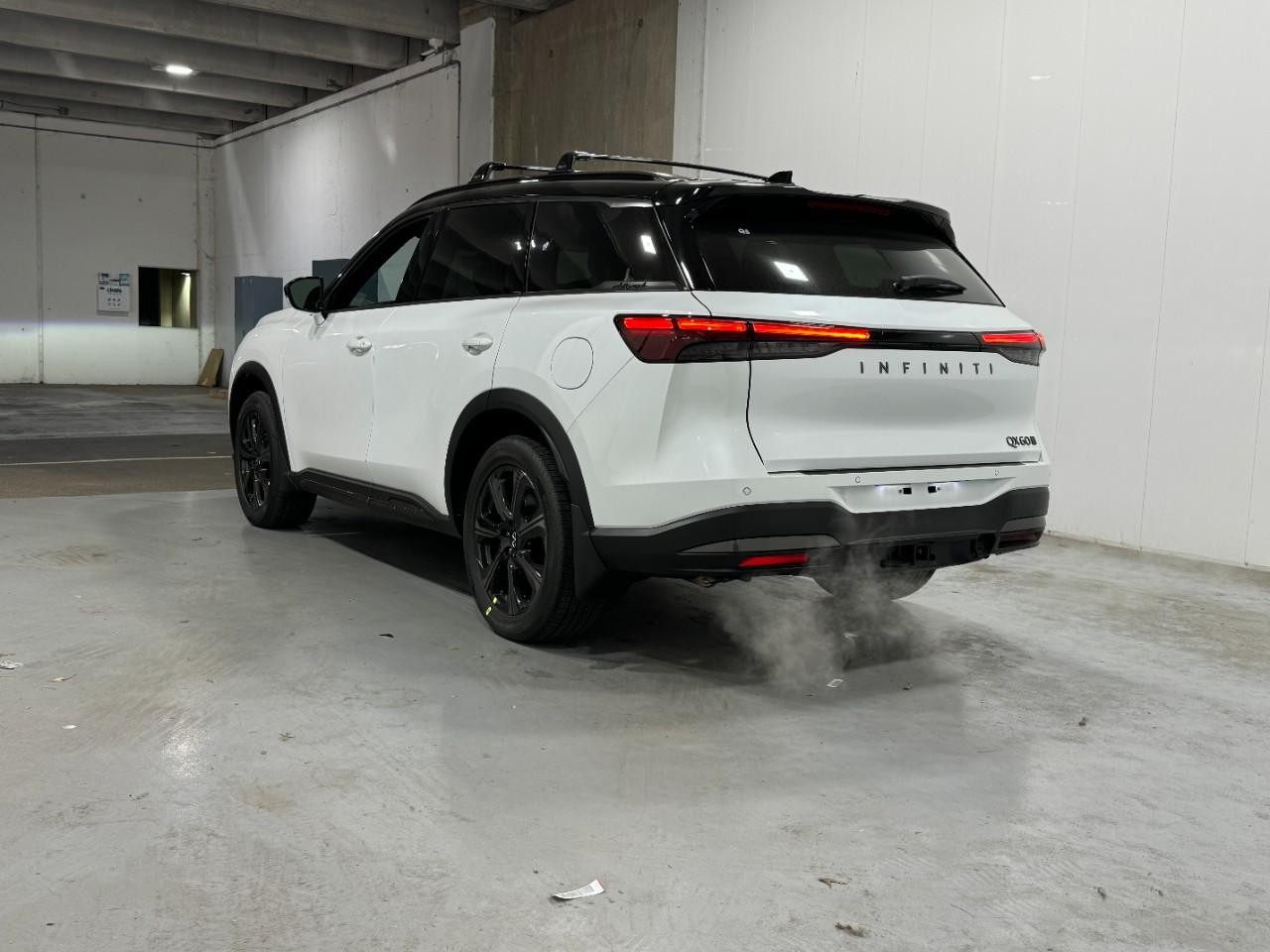 INFINITI QX60 Vehicle Full-screen Gallery Image 3