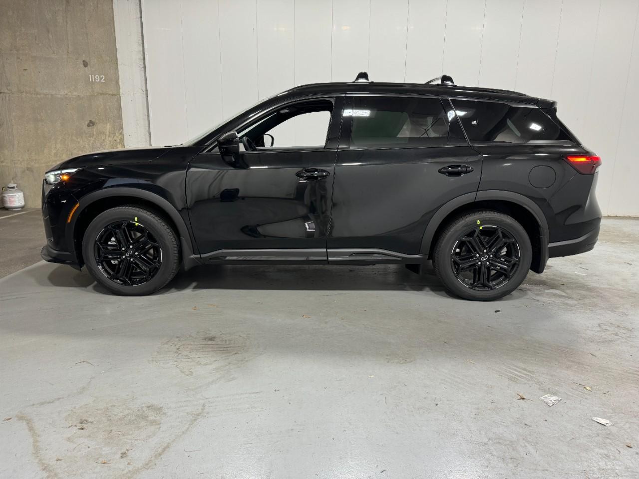 INFINITI QX60 Vehicle Full-screen Gallery Image 2