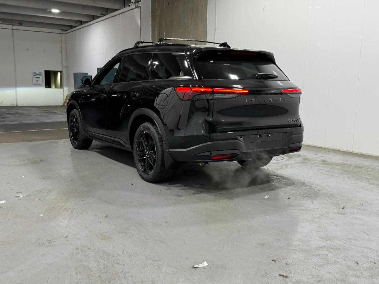 INFINITI QX60 Vehicle Full-screen Gallery Image 3